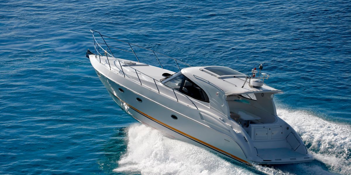 bateaux à moteur puissants